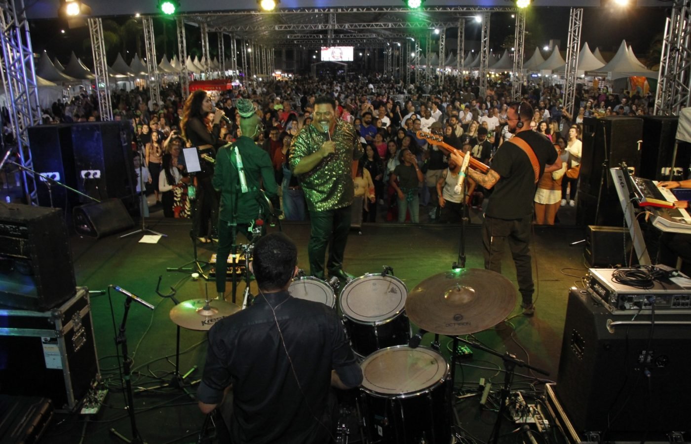 Palco Manacá recebeu shows de artistas regionais