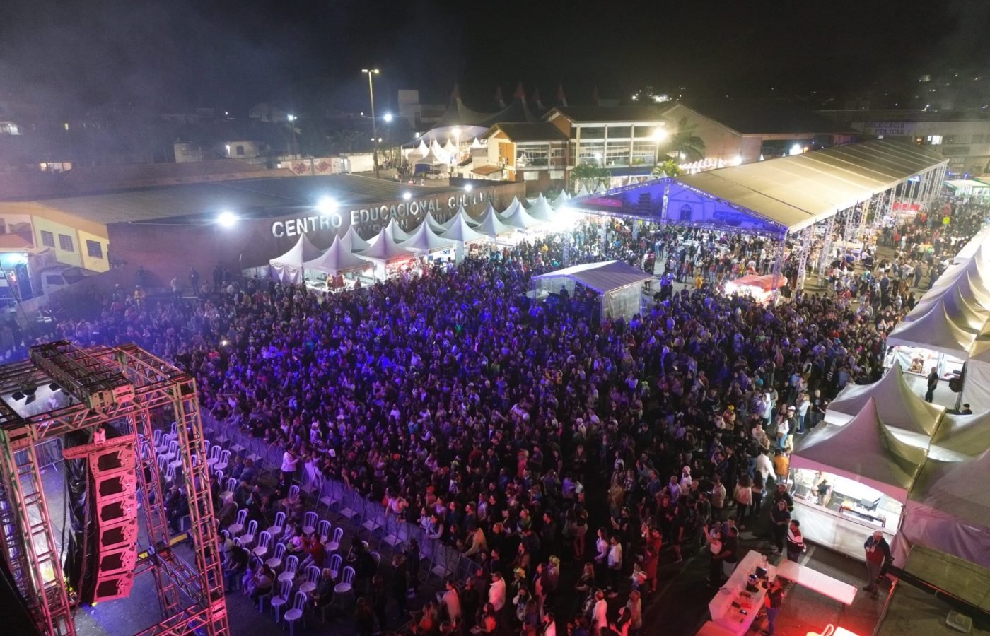 Cerca de 9 mil pessoas passaram pela festa durante a noite desta sexta-feira (16)