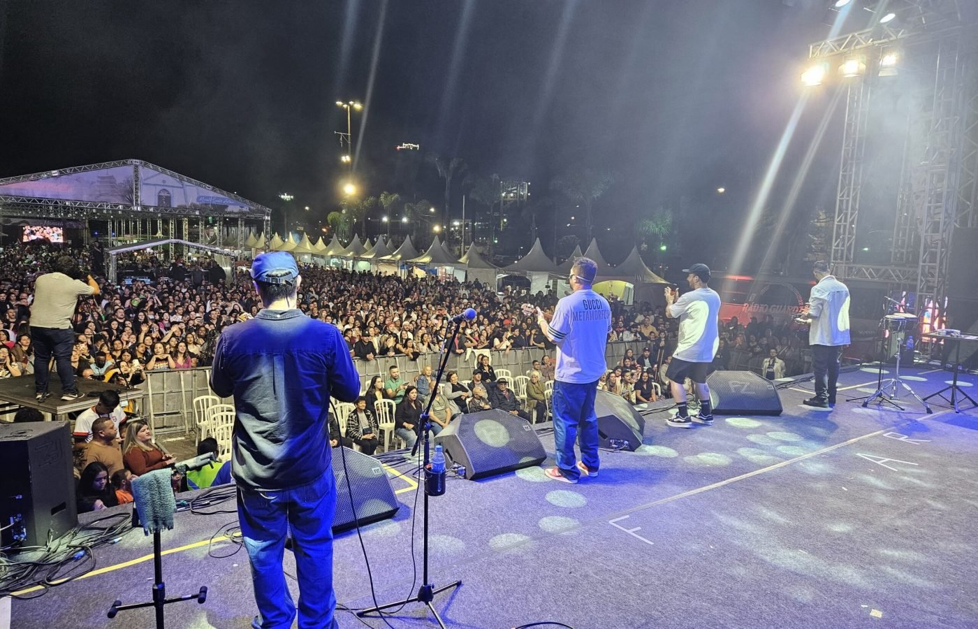 Sucessos românticos encheu a festa de nostalgia e alegria